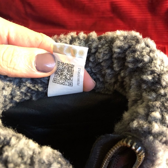 UGG  sheepskin ankle boots size 8.5 black leather - Picture 4 of 8